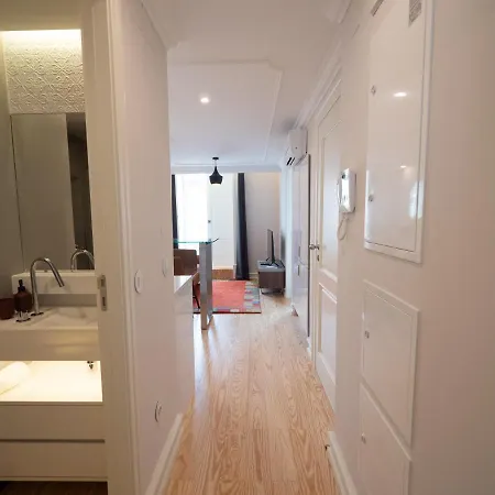 Augusta 229-5e-city Center Apt- Balcony & Elevator 아파트